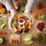 Frischer Salat in H&auml;nden gehalten